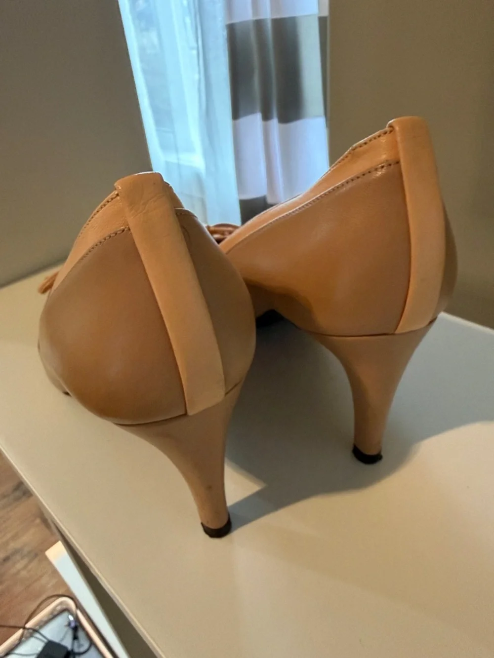 Stuart Weitzman Beige Pointed Toe Kitten Heel Pumps with Bow - Picture 3 of 8